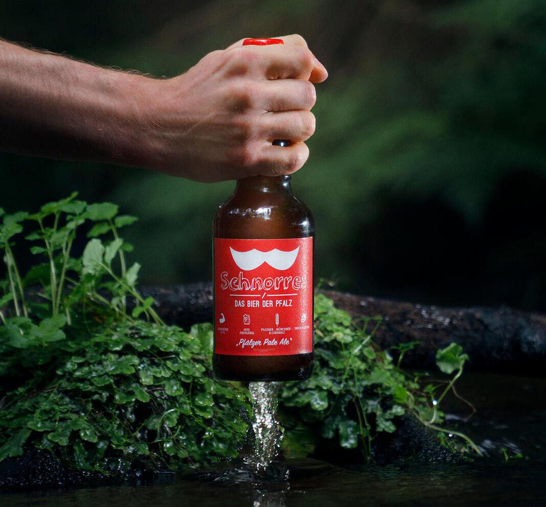 Schnorrer Bier Pfalz rote Flasche aus dem Fluss Schnorrer Bier Pfalz rote Flasche aus dem Fluss